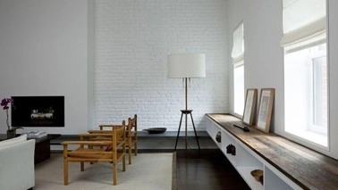 Salon moderne avec plancher de bois foncé