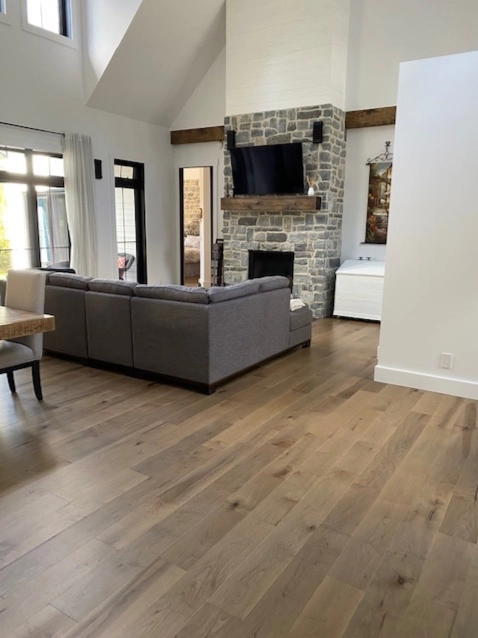 Salon avec plancher de bois Element